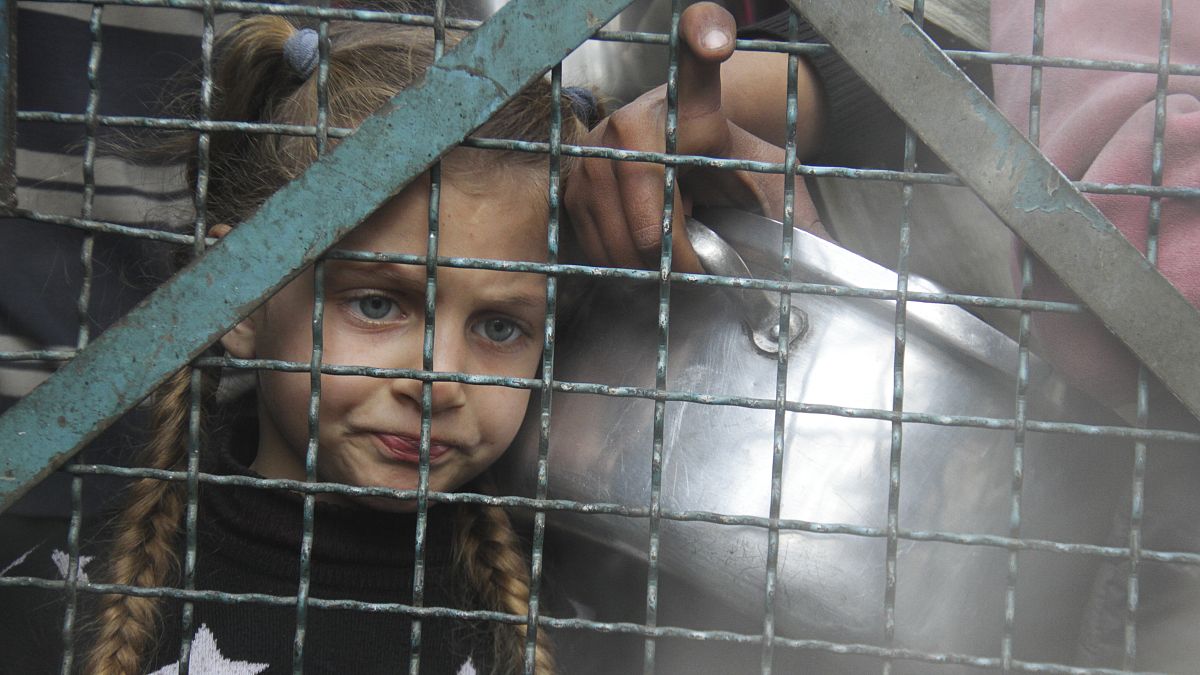 طفلة فلسطينية تنتظر دورها للحصول على وجبة طعام في جباليا - غزة. 2024/03/18