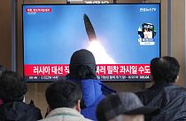  برنامج إخباري في كوريا الجنوبية يُظهر صورة لاطلاق كوريا الشمالية صاروخاً بالستياً، 18 مارس 2024.