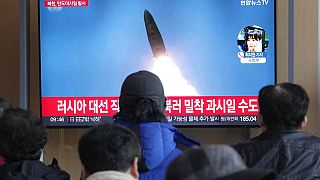  برنامج إخباري في كوريا الجنوبية يُظهر صورة لاطلاق كوريا الشمالية صاروخاً بالستياً، 18 مارس 2024.