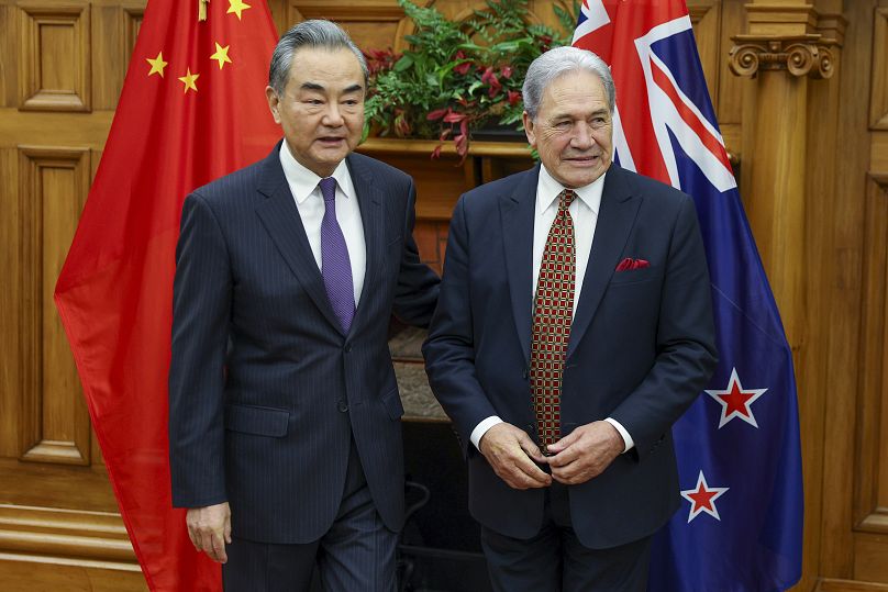 وزير الخارجية الصيني وانغ يي يلتقي بنظيره النيوزيلندي ونستون بيترز