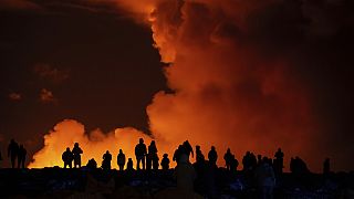Los espectadores observan las columnas de humo de la actividad volcánica entre Hagafell y Stóri-Skógfell, Islandia, el sábado 16 de marzo de 2024.