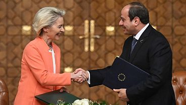Ursula von der Leyen deslocou-se ao Egipto para assinar uma parceria de 7,4 mil milhões de euros com o Presidente Abdel Fattah el-Sisi.