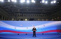 Vlagyimir Putyin orosz elnök beszél az elnökválasztás utáni kampányközpontjában tett látogatásán Moszkvában