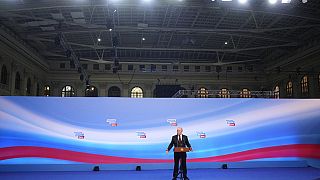 Vlagyimir Putyin orosz elnök beszél az elnökválasztás utáni kampányközpontjában tett látogatásán Moszkvában