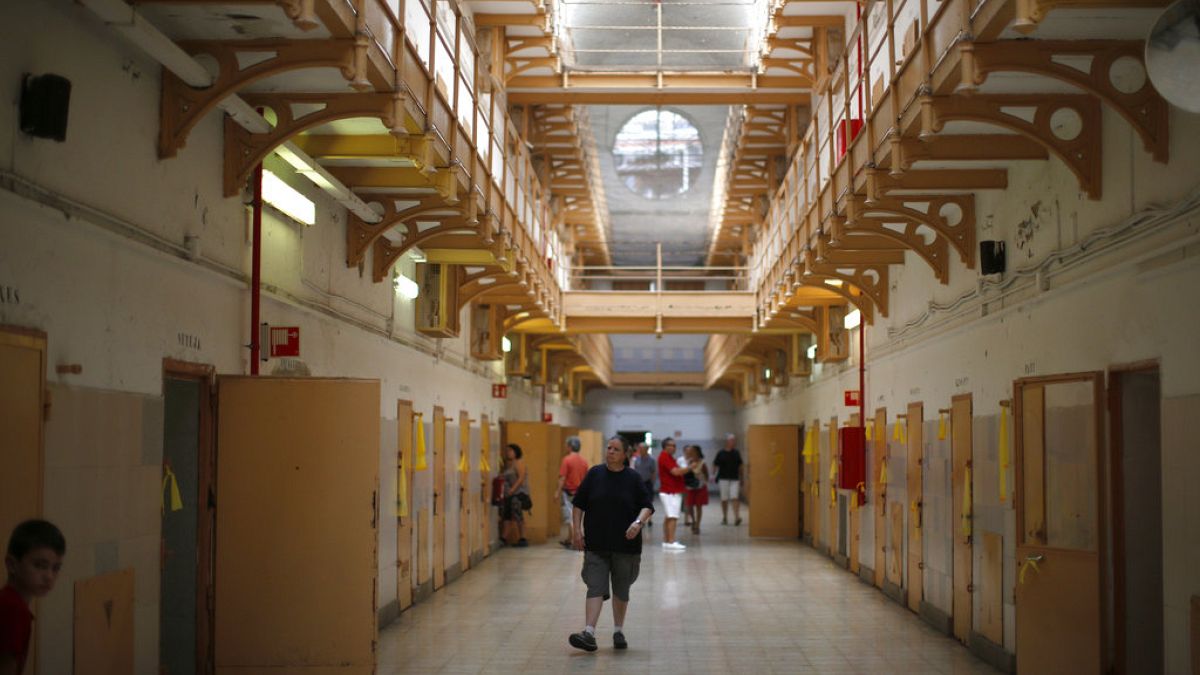 Prison workers blockade facilites in Spain after colleague killed thumbnail
