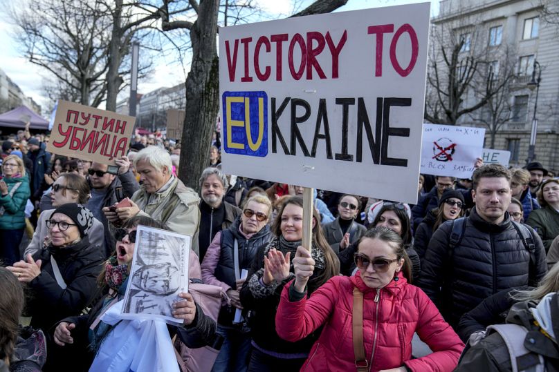 Des personnes participent à une manifestation près du bureau de vote de l'ambassade de Russie à Berlin, après midi, heure locale, le dimanche 17 mars 2024.