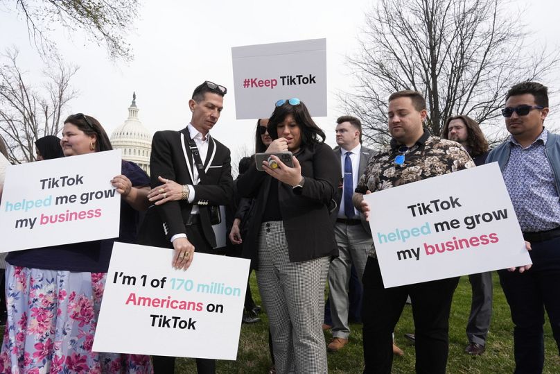 Washingtonban tüntetnek a TikTok betiltása ellen