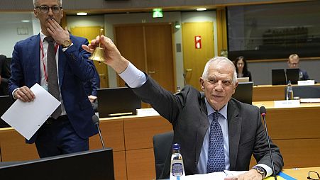 Josep Borrell csengetéssel jelezte a tanácskozás kezdetét Brüsszelben, 2024. március 18-án