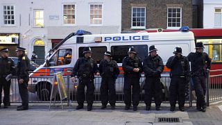 ضباط الشرطة يقفون في شارع إلثام هاي في لندن