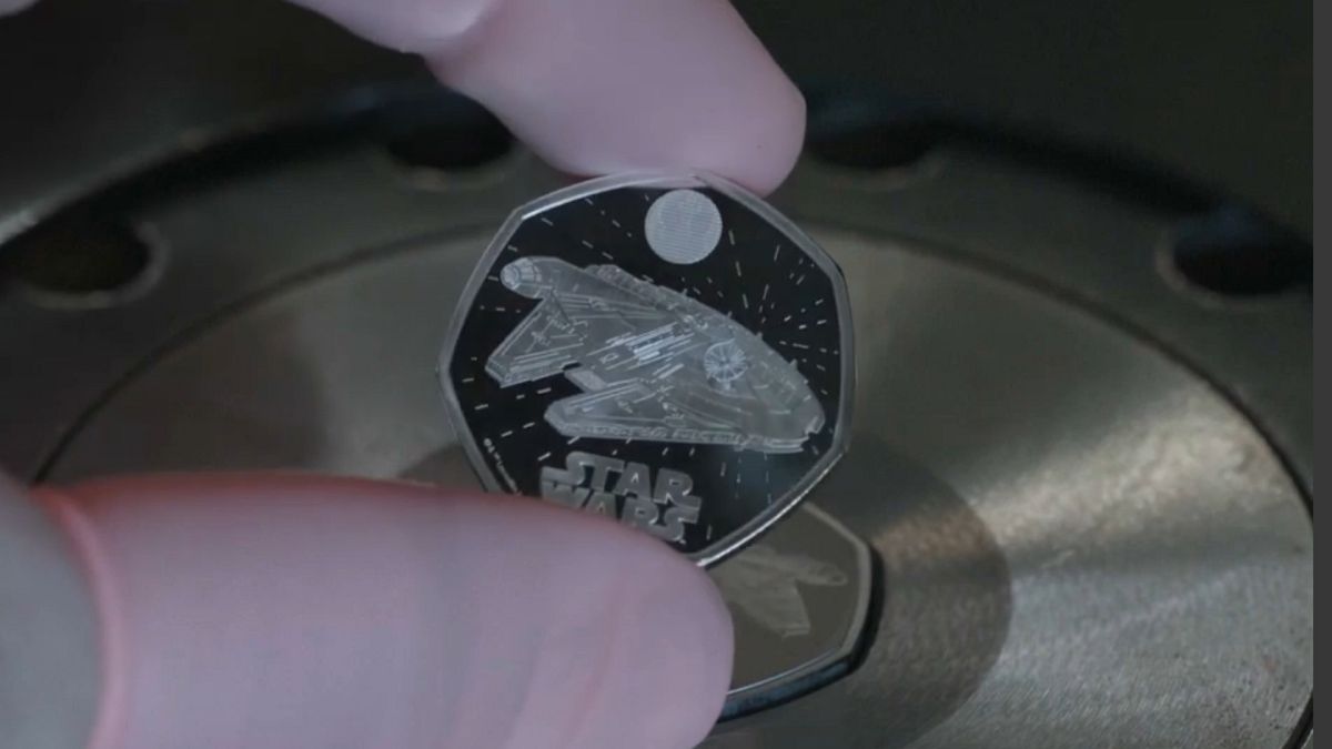 Монета с изображением космического корабля "Тысячелетний сокол" из "Звёздных войн"