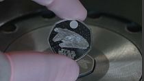 Imagen de una de las últimas monedas creadas por la Royal Mint, con el diseño del mítico 'Halcón Milenario' de la 'Guerra de las Galaxias'.