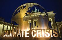 Greenpeace aktivistleri tarafından 2018'de Almanya'nın küresel ısınmaya karşı stratejisini protesto etmek için Berlin'deki Brandenburg Kapısı önüne dikilen metal heykel