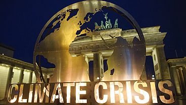 Greenpeace aktivistleri tarafından 2018'de Almanya'nın küresel ısınmaya karşı stratejisini protesto etmek için Berlin'deki Brandenburg Kapısı önüne dikilen metal heykel