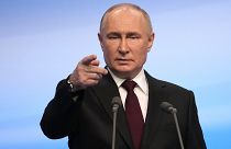Le Président russe Vladimir Poutine s'exprime lors d'une visite de son quartier général de campagne après l'élection présidentielle à Moscou, le lundi 18 mars 2024.