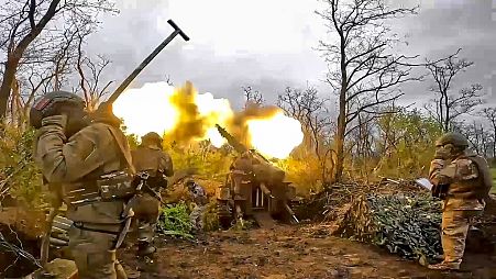 Imagen de soldados rusos lanzando obuses hacia posiciones ucranianas, en un lugar no revelado, difundida por el servicio de prensa del Ministerio de Defensa de Rusia.