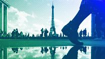 Ο Πύργος του Άιφελ αντανακλάται σε μια λακκούβα καθώς ο κόσμος περπατάει στην πλατεία Τροκαντερό, στο Παρίσι, Οκτώβριος 2023