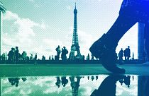 Ο Πύργος του Άιφελ αντανακλάται σε μια λακκούβα καθώς ο κόσμος περπατάει στην πλατεία Τροκαντερό, στο Παρίσι, Οκτώβριος 2023