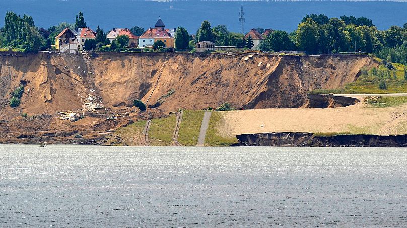 Des maisons sont visibles depuis l'autre rive du lac Concordia, le lundi juillet 2009, sur le site du glissement de Nachterstedt, en Saxe-Anhalt (Allemagne).