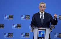 Jens Stoltenberg NATO-főtitkár egy sajtótájékoztatón a NATO brüsszeli székházában, 2024. március 14-én