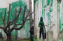 A obra de arte no bairro de Finsbury Park cobre a parede de um edifício e mostra uma pequena figura segurando uma mangueira de pressão ao lado de uma grande cerejeira. 18 de março de 2024