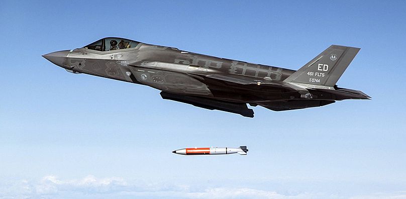 F-35 nukleáris bombateherrel