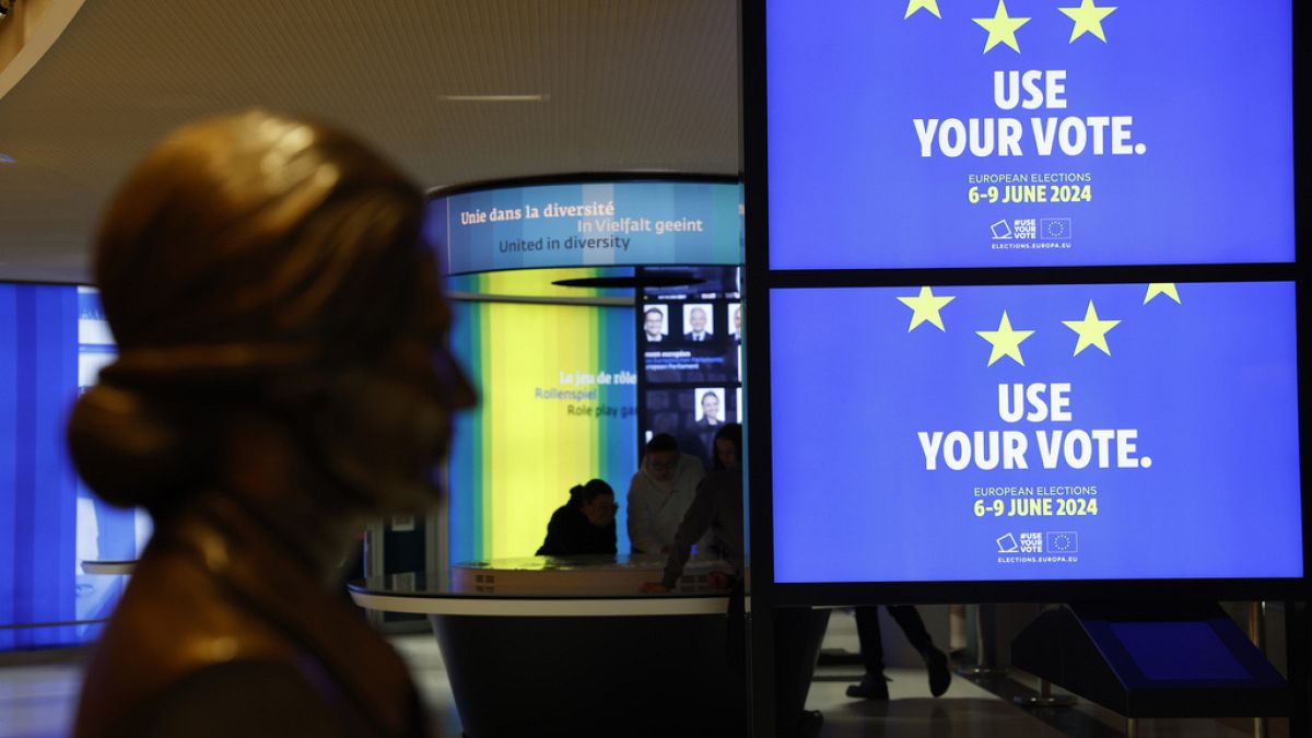Imagen de varias pantallas, en el interior del Parlamento Europeo de Estrasburgo, Francia, en las que se promocionan las próximas Elecciones Europeas.