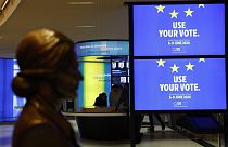 Imagen de varias pantallas, en el interior del Parlamento Europeo de Estrasburgo, Francia, en las que se promocionan las próximas Elecciones Europeas.