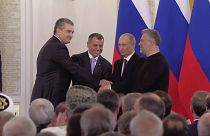 Presidente russo, Vladirmir Putin, celebra com responsáveis da Crimeia a anexação da região à Rússia a 18 de março de 2014.