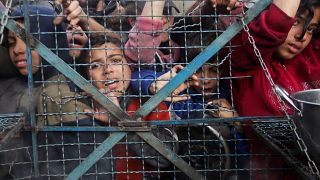 فلسطينيون ينتظرون الحصول على الغذاء في مخيم جباليا - غزة. 2024/03/18