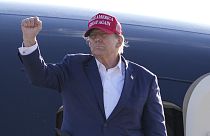 El candidato presidencial republicano y expresidente Donald Trump hace gestos a la multitud después de un mitin de campaña el sábado 16 de marzo de 2024 en Vandalia, Ohio.