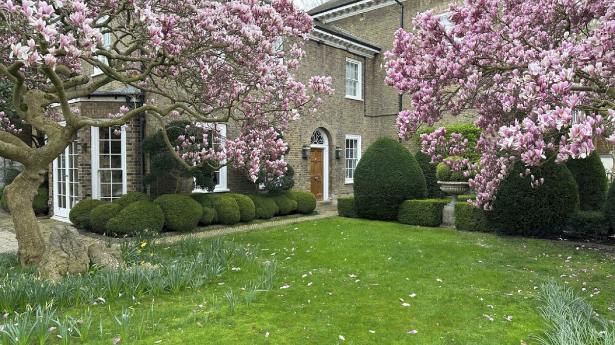 Домът на Феди Меркюри в Лондон се продава за над €30 милиона