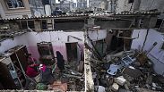 Abitanti di Gaza ispezionano una casa colpita da un bombardamento israeliano a Rafah, nel sud della Striscia, 19 marzo 2024