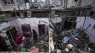 Palesztinok vizsgálják egy házban keletkezett károkat egy izraeli légicsapás után a Gázai övezet déli részén fekvő Rafahban, 2024. március 19-én, kedden.