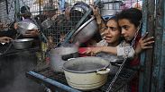 Kinder warten in Jabalia im Gazastreifen auf eine Essensverteilung