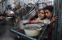 Kinder warten in Jabalia im Gazastreifen auf eine Essensverteilung