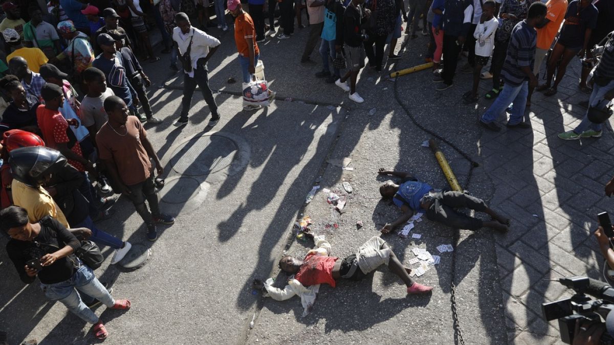 جثتا شخصين ملقاة في الشارع بعد إطلاق نار خلال الليل في حي بيتيون فيل في بورت أو برنس، هايتي، 18 مارس 2024.
