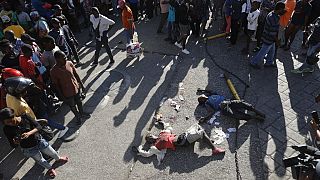 جثتا شخصين ملقاة في الشارع بعد إطلاق نار خلال الليل في حي بيتيون فيل في بورت أو برنس، هايتي، 18 مارس 2024.