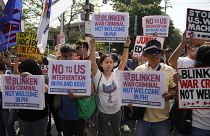 متظاهرون يرفعون شعارات ضد زيارة وزير الخارجية الأمريكي أنتوني بلينكن خلال تجمع قرب قصر مالاكانانغ الرئاسي في مانيلا