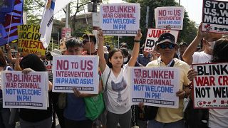 متظاهرون يرفعون شعارات ضد زيارة وزير الخارجية الأمريكي أنتوني بلينكن خلال تجمع قرب قصر مالاكانانغ الرئاسي في مانيلا