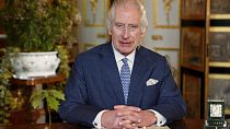 En esta foto de la Casa Real, el rey Carlos III de Gran Bretaña hace un discurso en el Salón Blanco del Castillo de Windsor, Windsor, Inglaterra, en febrero de 2024.