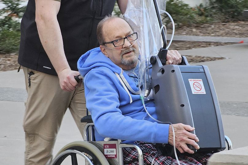 Jerry Hal Saliterman é retirado de cadeira de rodas do Tribunal Distrital dos EUA no Minnesota, a 15 de março de 2024.
