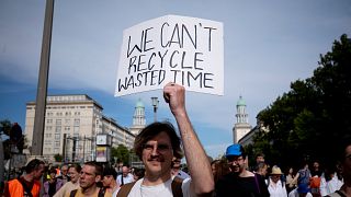 Un hombre asiste a una protesta climática en Berlín, Alemania. 