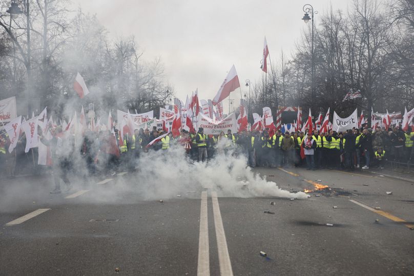 Des agriculteurs polonais, des chasseurs et leurs sympathisants manifestent à Varsovie, en Pologne, le mercredi 6 mars 2024.