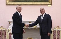 Presidente da Arménia, Nikol Pashinyan, e o secretário-geral da NATO