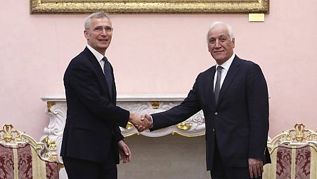 Presidente da Arménia, Nikol Pashinyan, e o secretário-geral da NATO