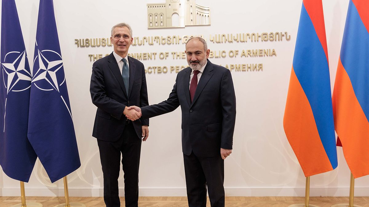 Ο Γενικός Γραμματέας του ΝΑΤΟ, Γενς Στόλτενμπεργκ, με τον πρωθυπουργό της Αρμενίας, Νικόλ Πασινιάν