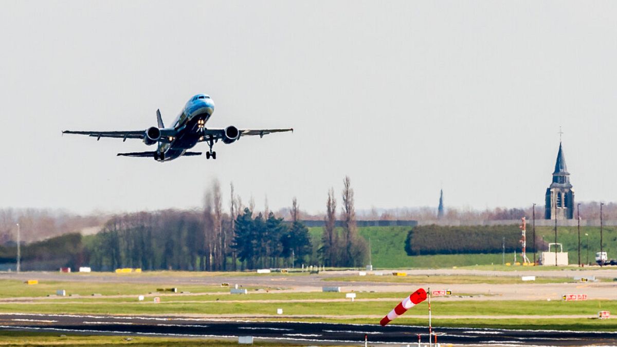 В опит да намали въздействието на летенето върху климата Европейската