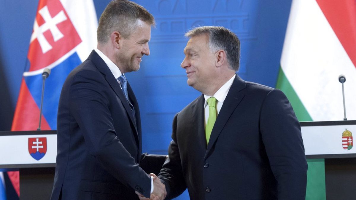 Orbán Viktor magyar miniszterelnök (jobbra) és szlovák kollégája, Peter Pellegrini kezet fog a találkozójukat követő közös sajtótájékoztatón Budapesten, a Parlament épületében