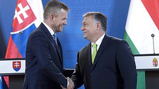 Orbán Viktor magyar miniszterelnök (jobbra) és szlovák kollégája, Peter Pellegrini kezet fog a találkozójukat követő közös sajtótájékoztatón Budapesten, a Parlament épületében