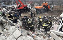 Φωτογραφία που κυκλοφόρησε από το κανάλι τηλεγραφημάτων του κυβερνήτη της περιοχής Μπέλγκοροντ Vyacheslav Gladkov στις 18 Μαρτίου 2024. Υπάλληλοι του υπουργείου εργάζονται στο κατεστραμμένο κτίριο.